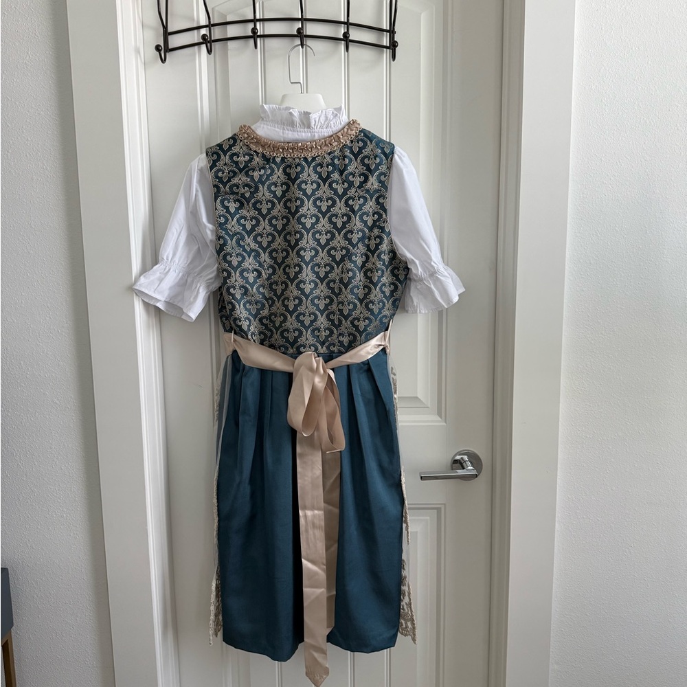 Traditional Dirndl Dress for Octoberfest - Picture 2 of 16